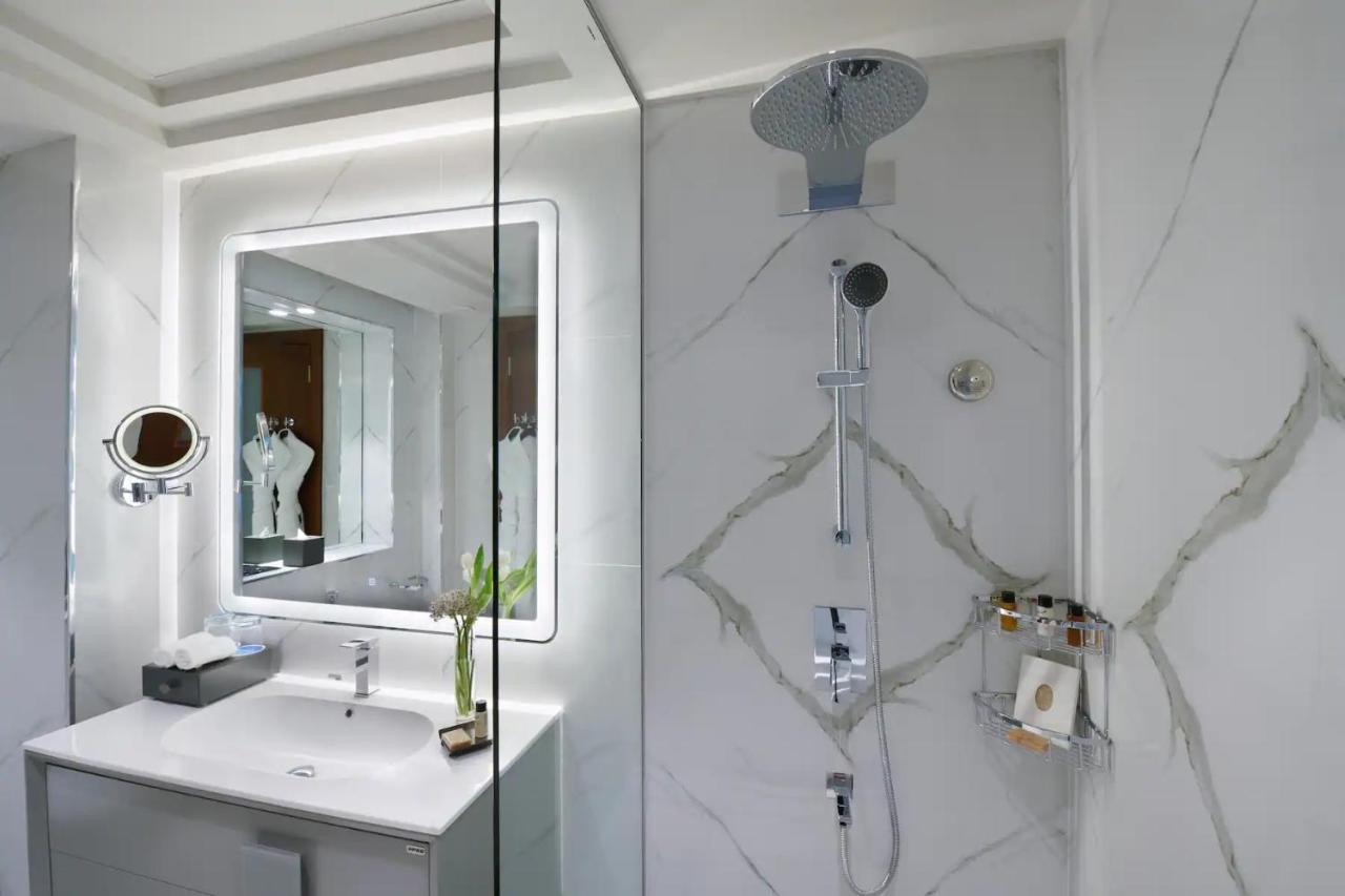 Wyndham Grand Doha West Bay Beach Buitenkant foto Bathroom