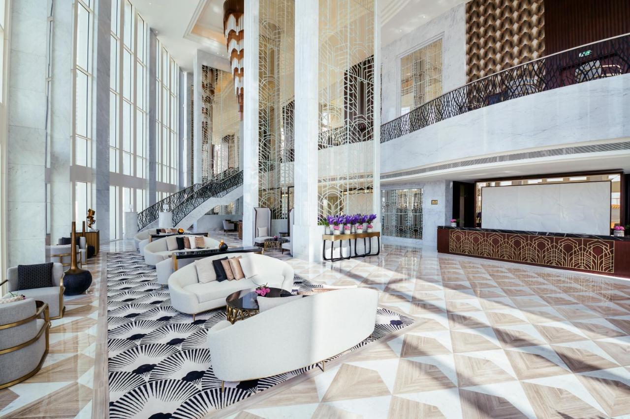 Wyndham Grand Doha West Bay Beach Buitenkant foto The lobby of the hotel