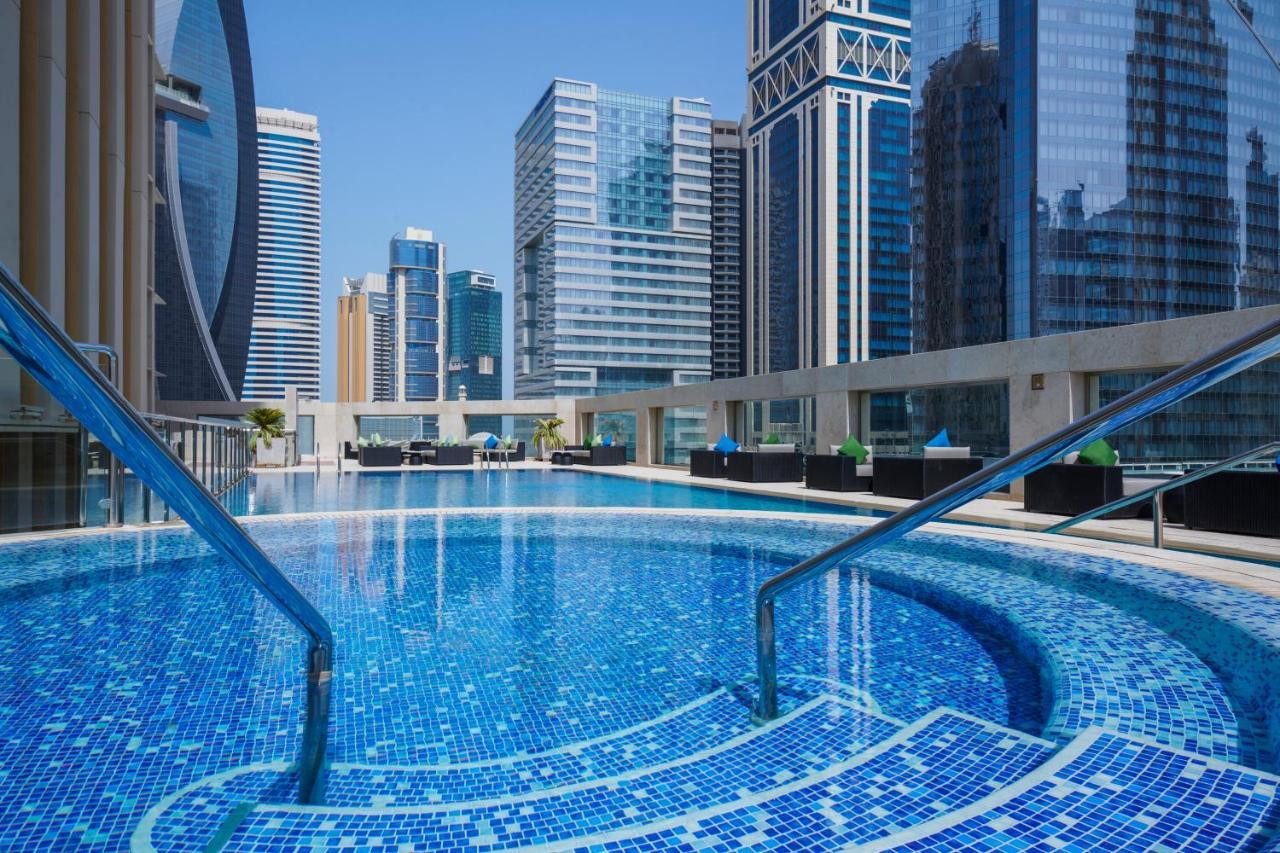 Wyndham Grand Doha West Bay Beach Buitenkant foto The swimming pool at the hotel