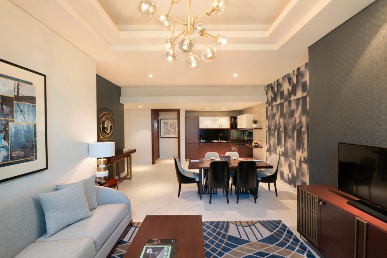 Wyndham Grand Doha West Bay Beach Buitenkant foto A living room at the hotel