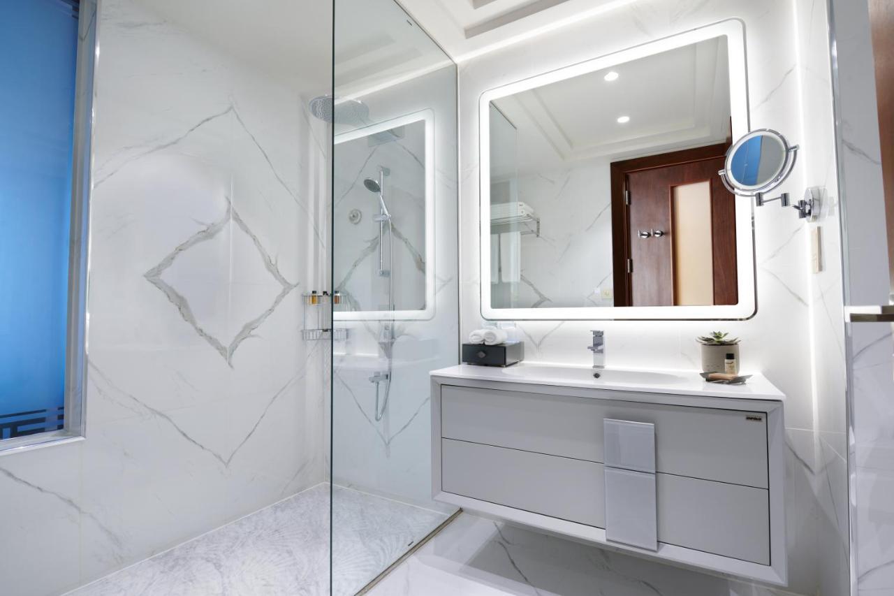 Wyndham Grand Doha West Bay Beach Buitenkant foto Bathroom