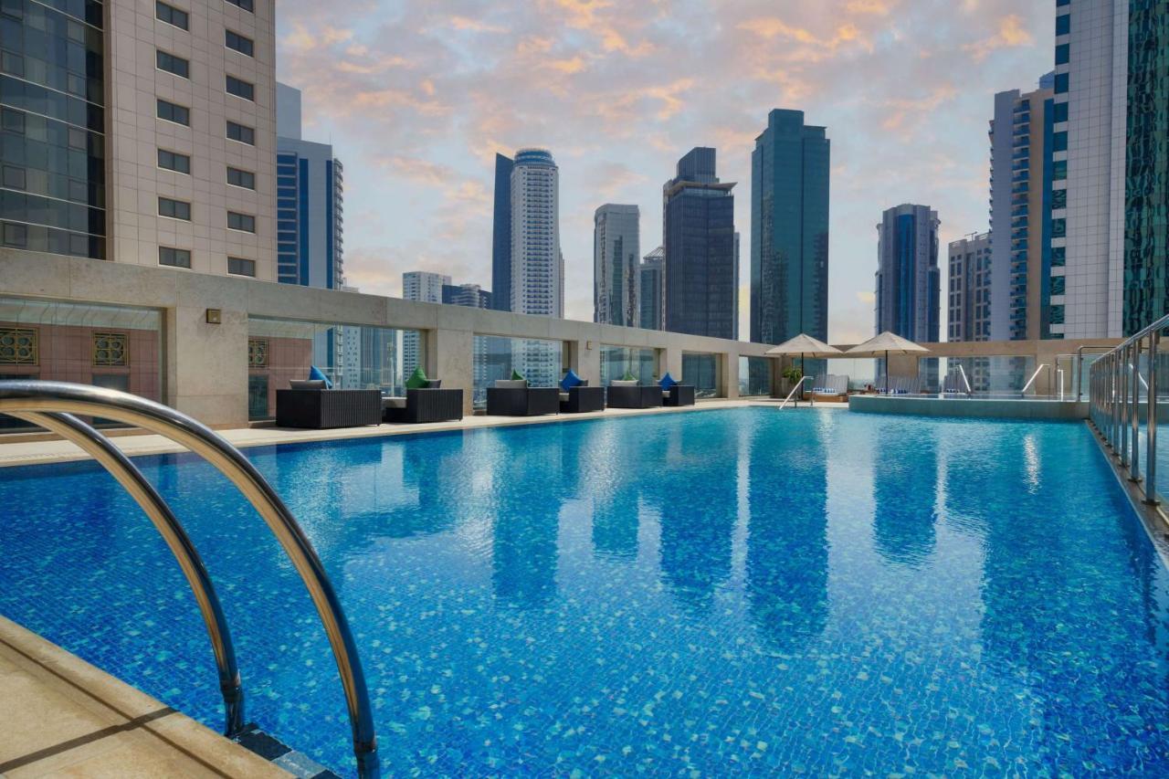 Wyndham Grand Doha West Bay Beach Buitenkant foto The swimming pool at the hotel