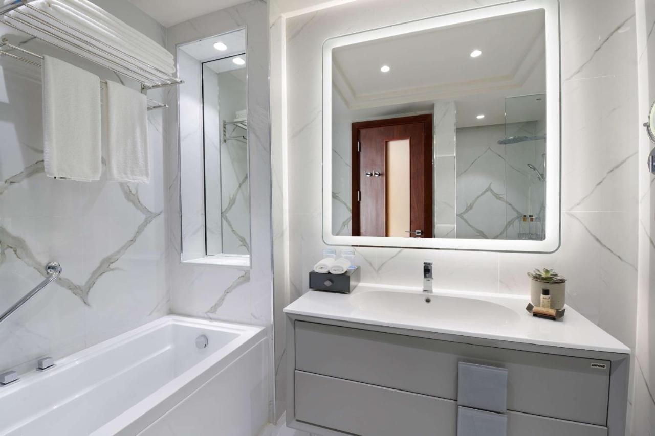 Wyndham Grand Doha West Bay Beach Buitenkant foto Bathroom