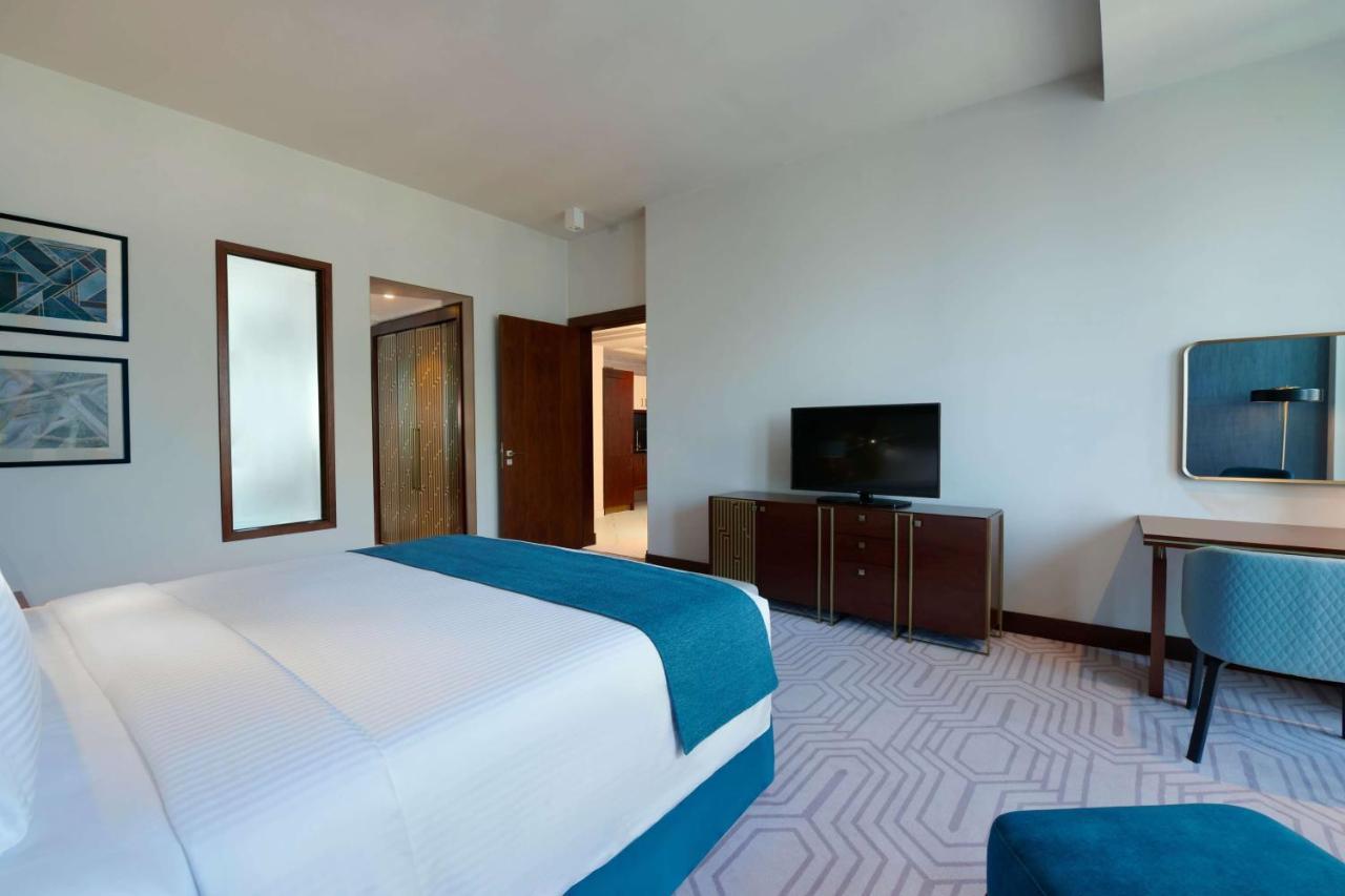 Wyndham Grand Doha West Bay Beach Buitenkant foto A bedroom at the hotel