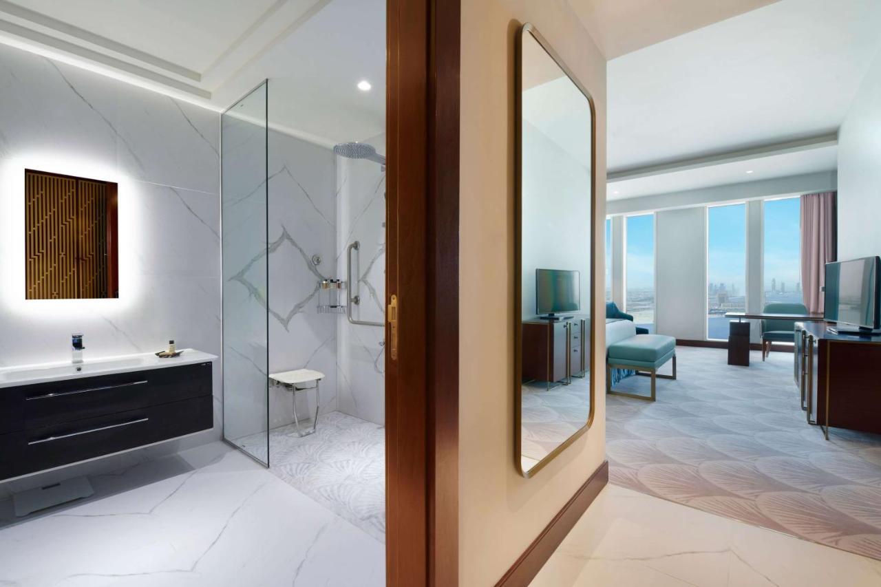 Wyndham Grand Doha West Bay Beach Buitenkant foto A guest room at the hotel