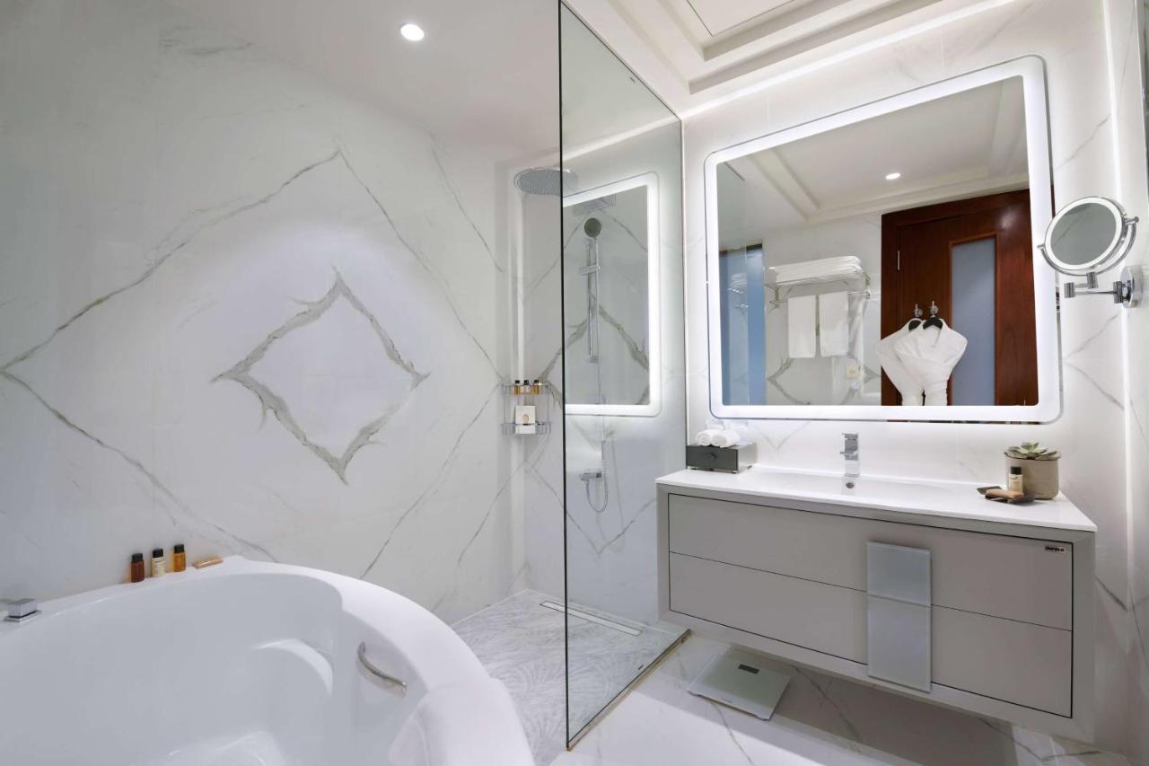 Wyndham Grand Doha West Bay Beach Buitenkant foto Bathroom