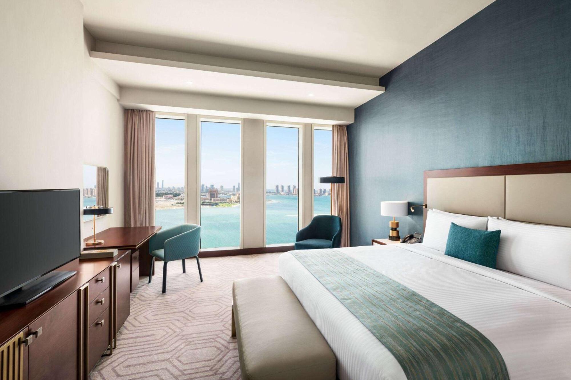 Wyndham Grand Doha West Bay Beach Buitenkant foto A guest room at the hotel