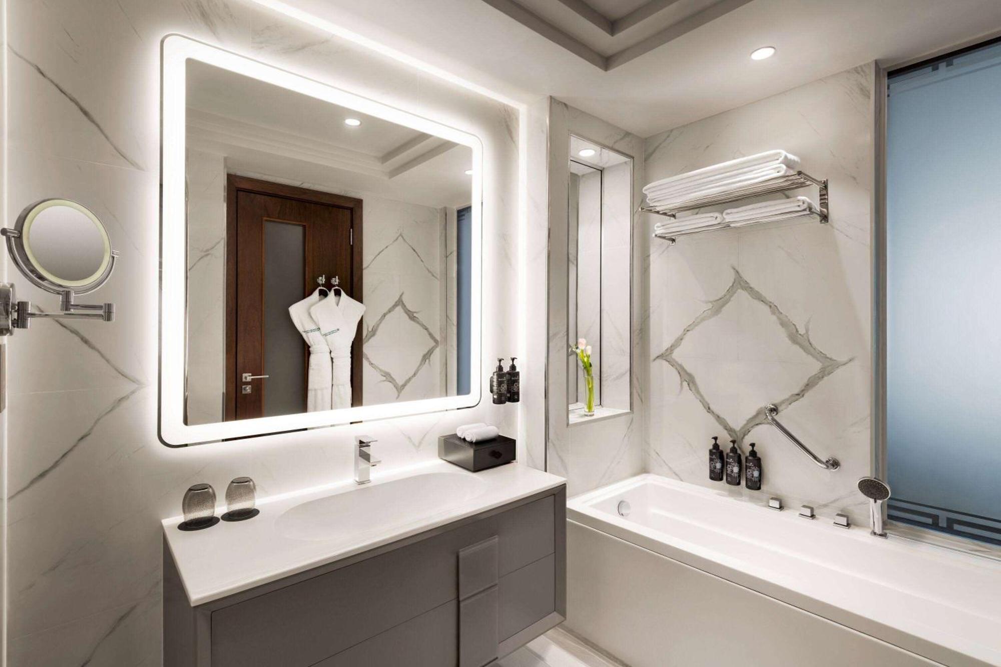 Wyndham Grand Doha West Bay Beach Buitenkant foto Bathroom