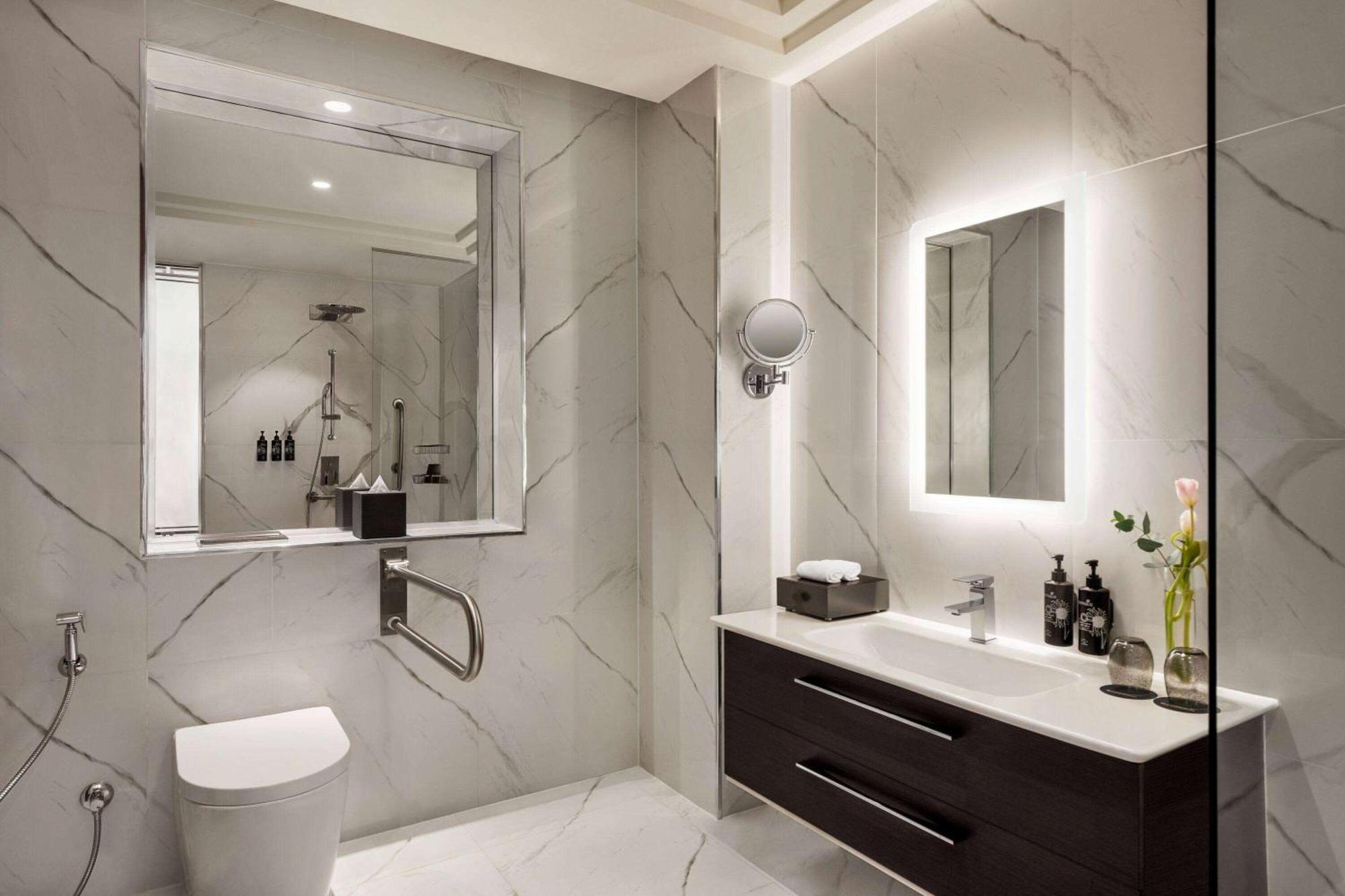 Wyndham Grand Doha West Bay Beach Buitenkant foto Bathroom